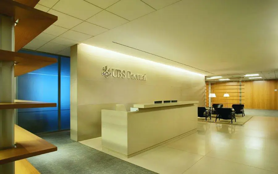 athie-wohnrath-ubs-pactual-piso-parede-balcao-silestone-crema-minerva-di-marmore