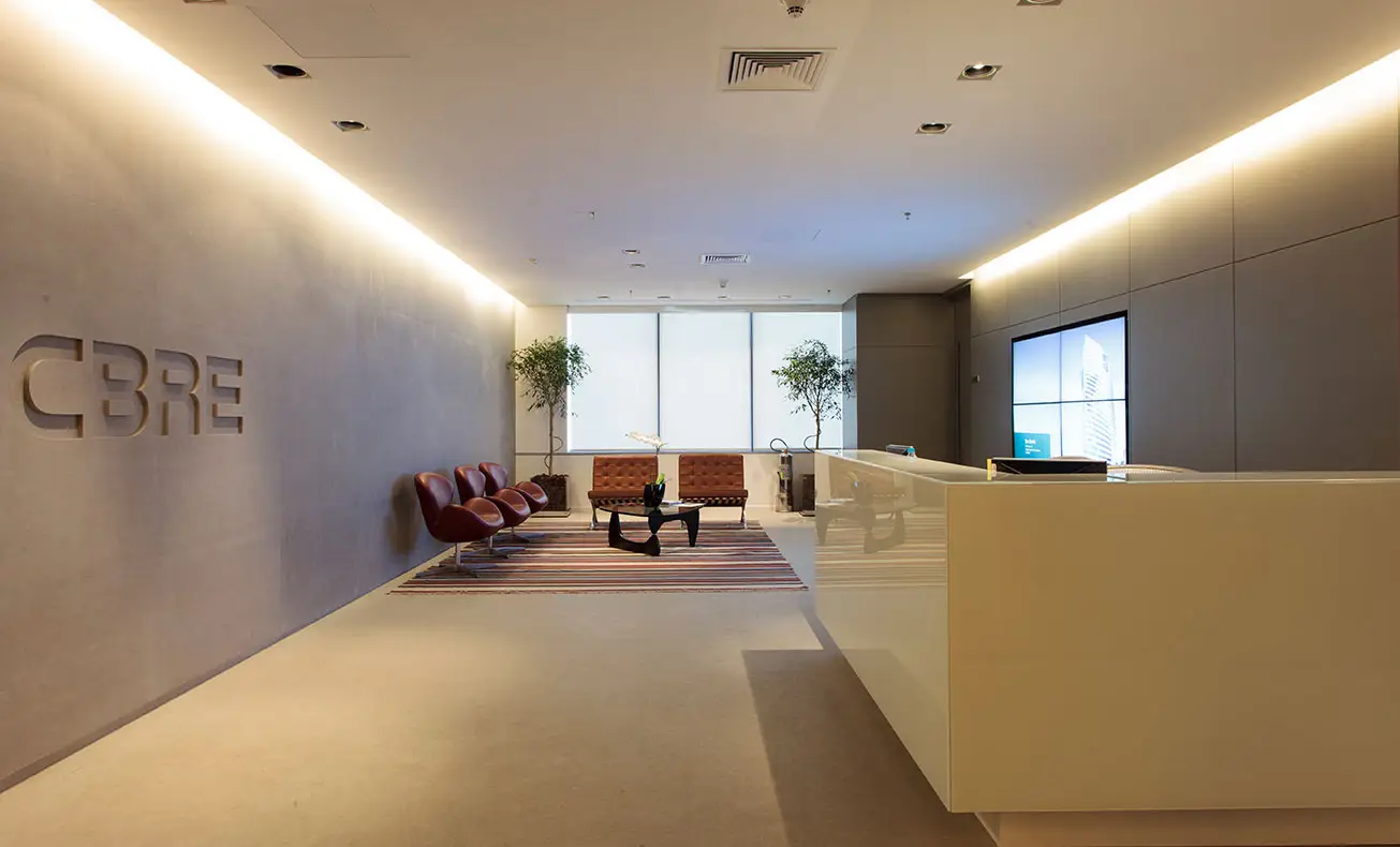 cbre-piso-parede-logo-baixo-relevo-limestone-oasis-blue-di-marmore