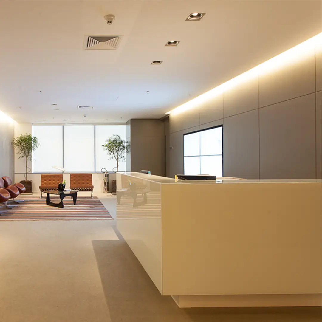 cbre-piso-parede-logo-baixo-relevo-limestone-oasis-blue-di-marmore-1