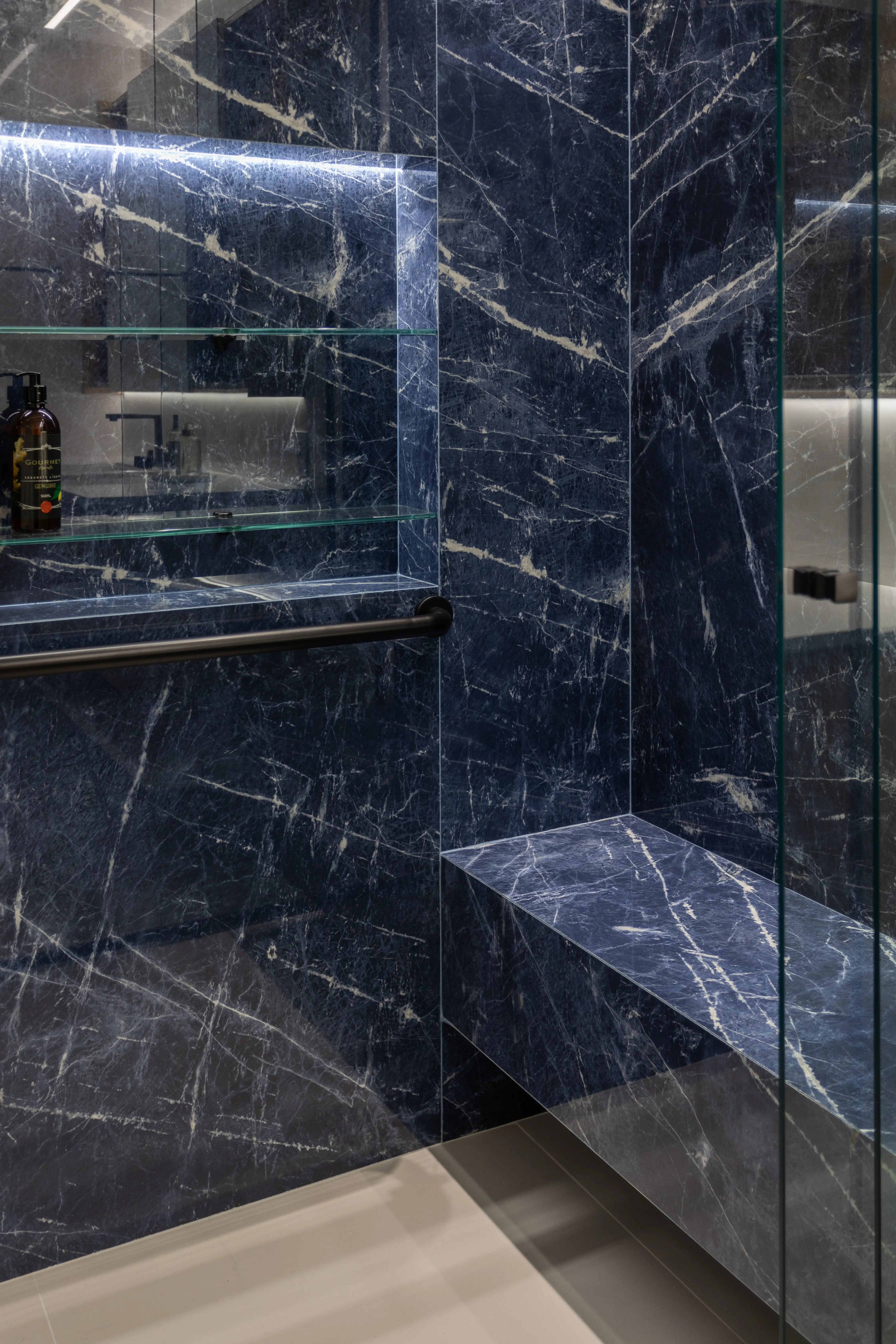 giordana-dutra-piso-parede-banco-nicho-dekton-di-marmore