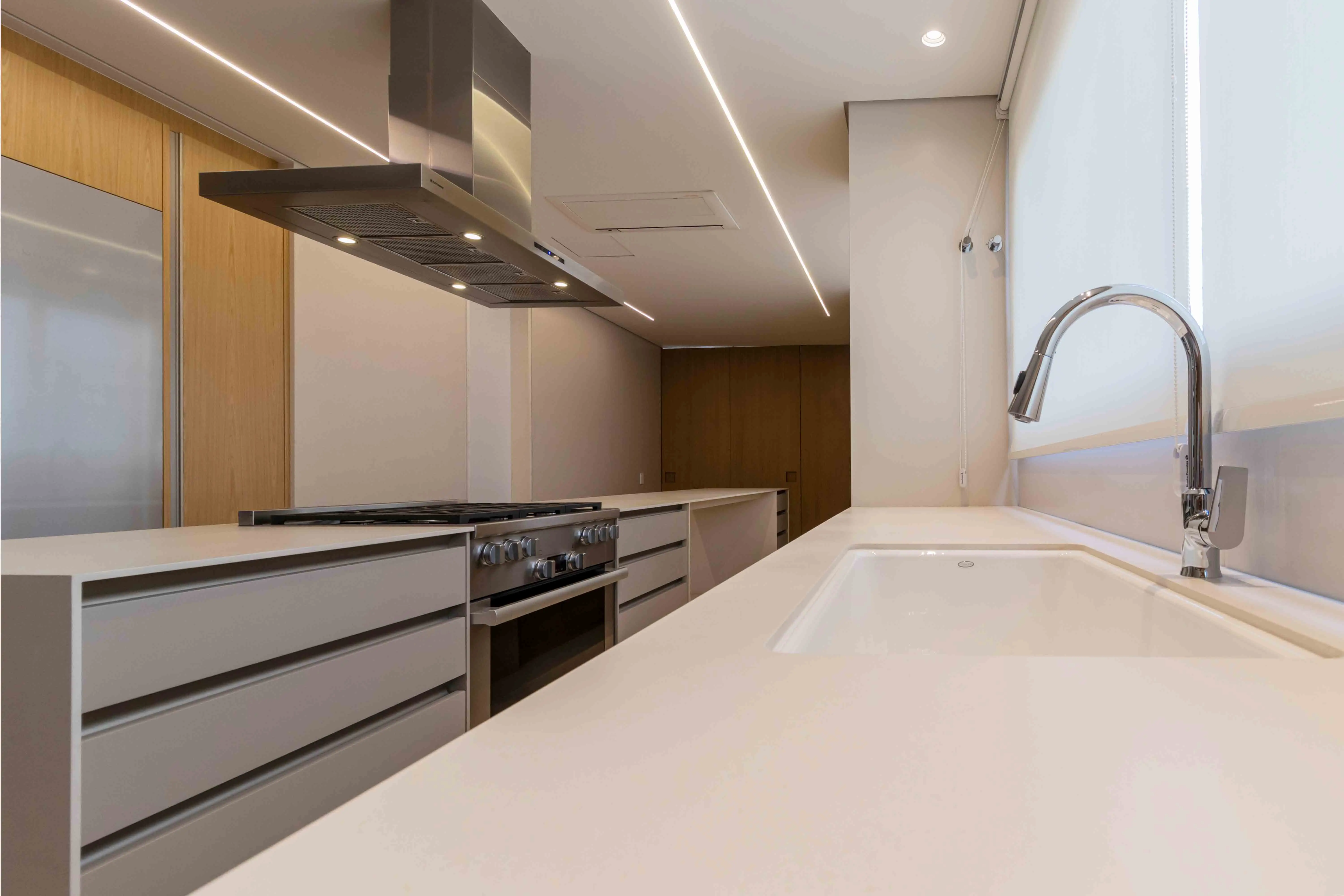 caucaso-construtora-studio-arthurcasas-bancada-dekton-aeris-mate-liso-ultra-slin-di-marmore-1