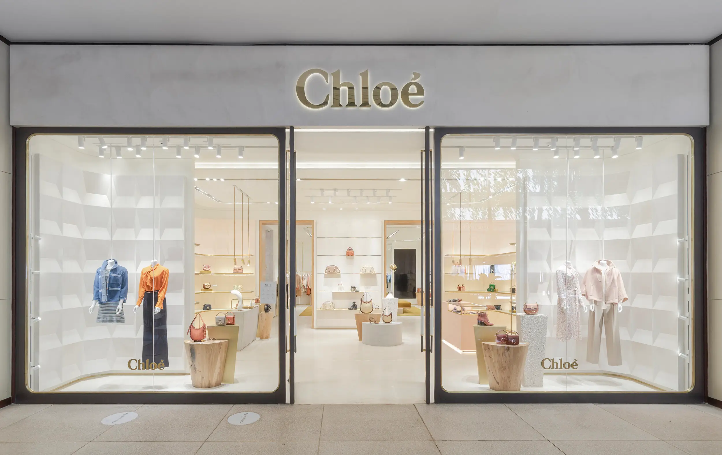 saeng-eng-chloe-1-fachada-limestone-caliza-capri-acetinado-piso-limestone-caliza-capri-marmore-golden-spider-di-marmore