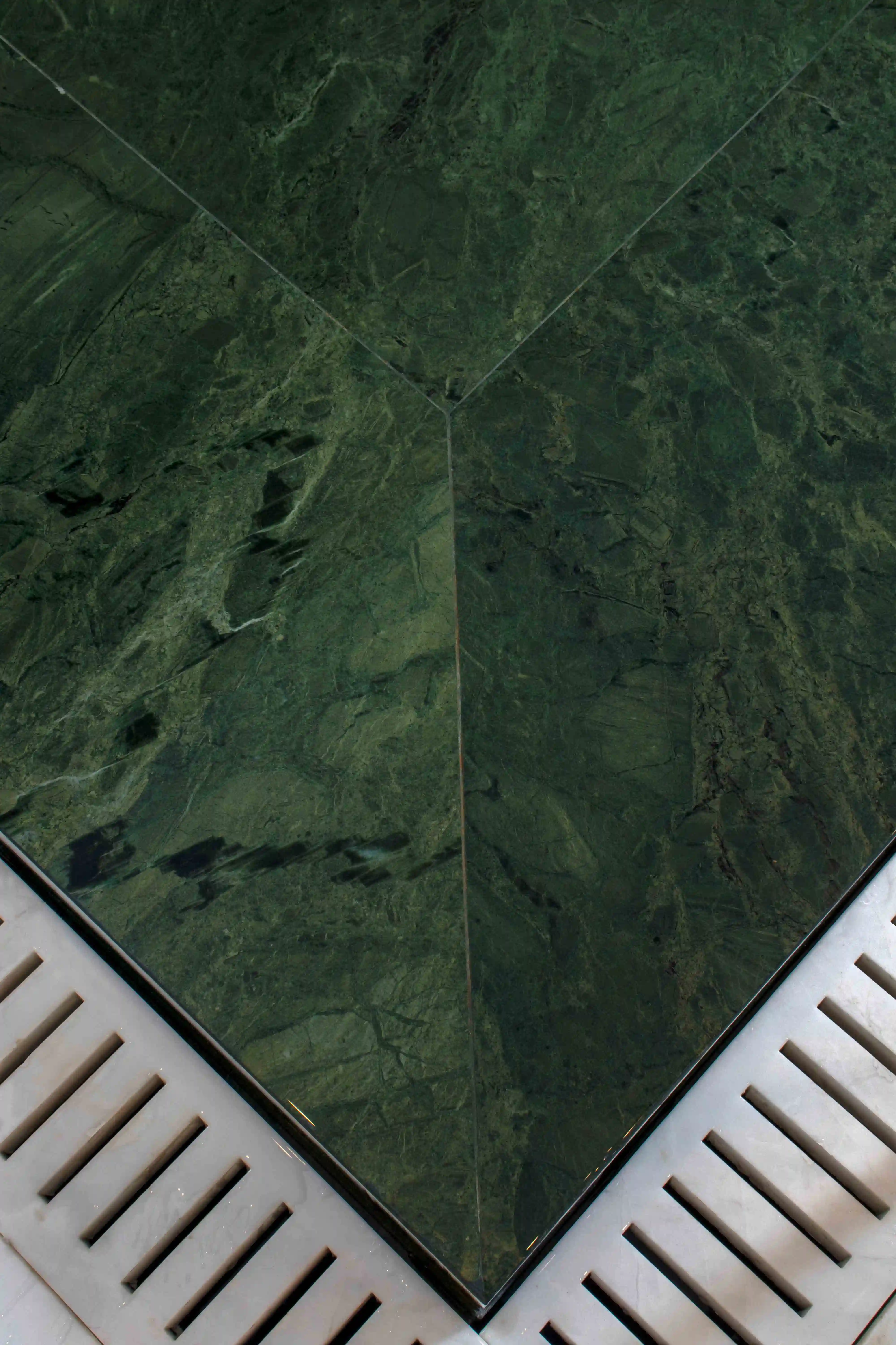 bn-engenharia-the-frame-piscina-marmore-verde-guatemala-di-marmore-(4)