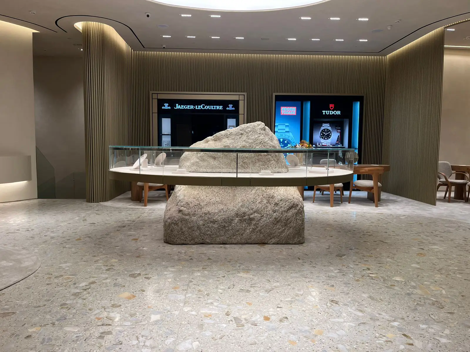 melina-romana-interiores-saeng-eng-dryzun-2-pedra-macica-esculpida-granito-rustico-paglioto-di-marmore